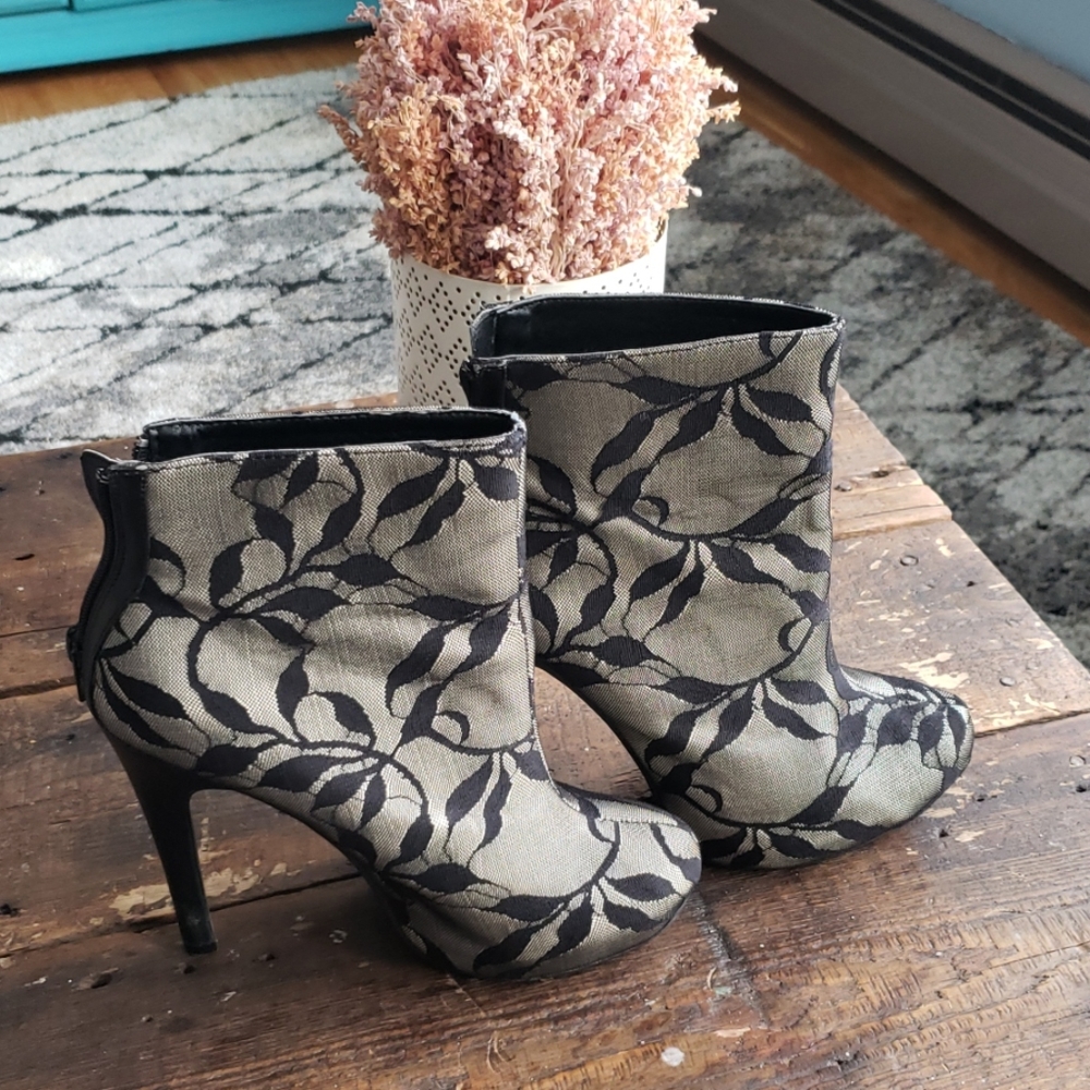 2/$15 Size 7 Fun Pair of Heels